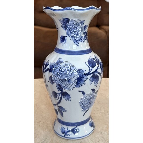 Japanese Arita Ware Blue & WHITE FLORAL Vase Vintage Beautiful Antique Design - Picture 1 of 5
